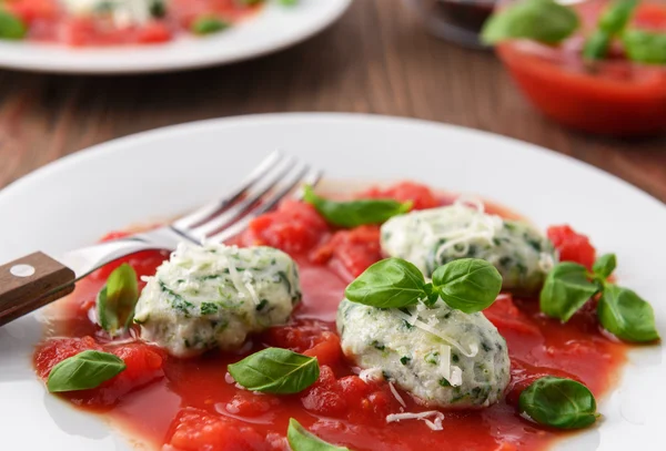 Homemade malfatti with tomato sauce — Stock Photo, Image