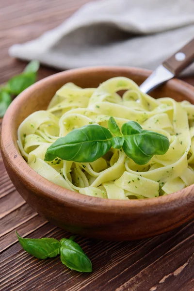 Pasta con pollo y verduras sobre fondo de madera —  Fotos de Stock