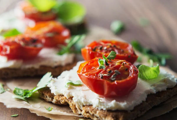 Toast (Crostini) con ricotta e pomodorini — Foto Stock