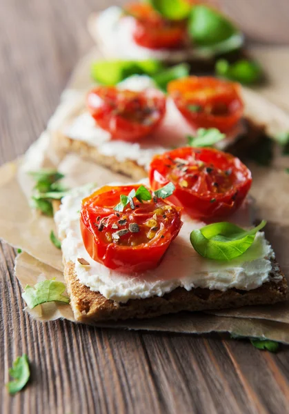 Tost (Crostini) ricotta ve kiraz domates ile