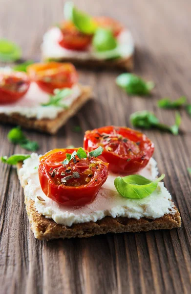 Toast (Crostini) con ricotta e pomodorini — Foto Stock