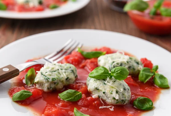 Hausgemachter Malfatti mit Tomatensauce lizenzfreie Stockfotos