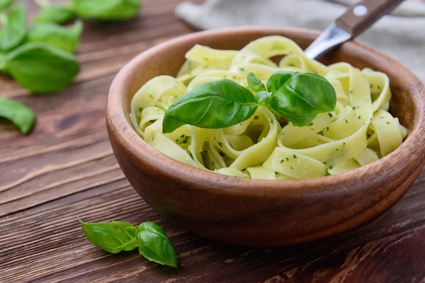 Pasta med kyckling och grönsaker på trä bakgrund Stockbild