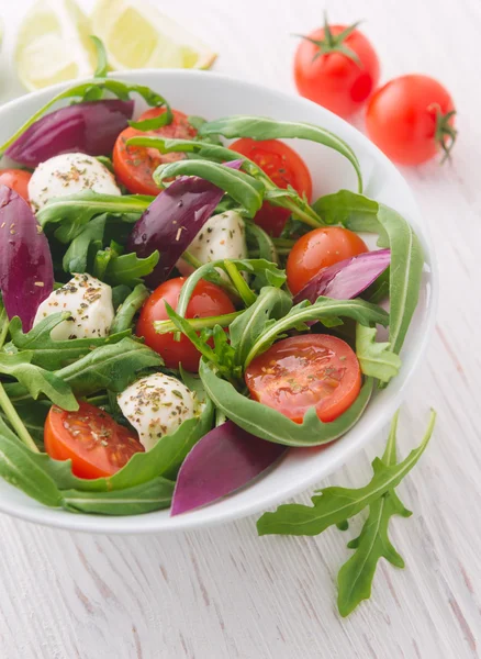 Вегетарианский салат с помидорами черри, моцареллой и руколой — стоковое фото