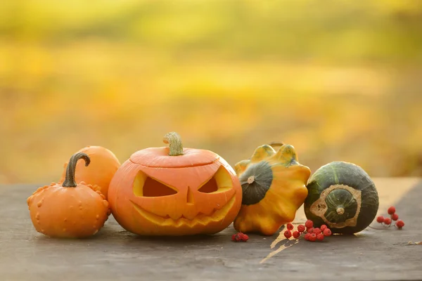 Halloween-Kürbis auf Holzplanken — Stockfoto