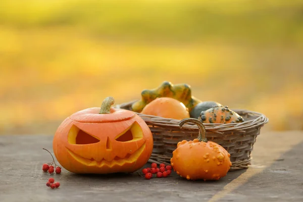 Abóbora de Halloween em pranchas de madeira — Fotografia de Stock