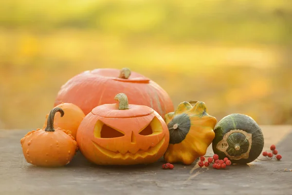 Abóbora de Halloween em pranchas de madeira — Fotografia de Stock