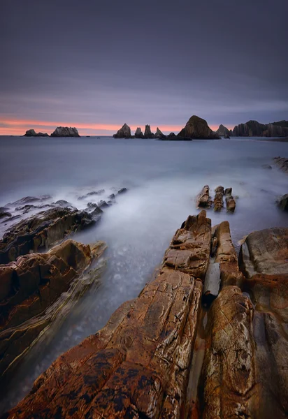 Spiaggia di Gueirua al tramonto. Asturie, Spagna . — Foto Stock