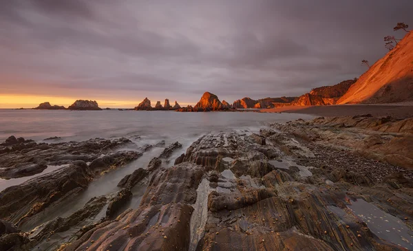 Gueirua pláž při západu slunce. Asturias, Španělsko. — Stock fotografie