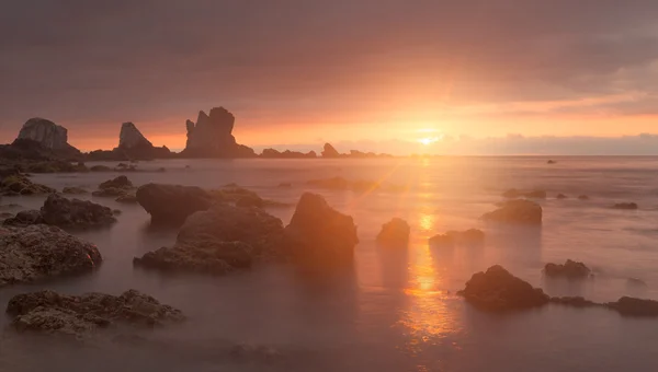 Plage de Gueirua au coucher du soleil. Asturies, Espagne . Photos De Stock Libres De Droits