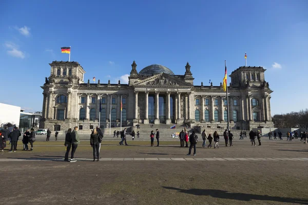 Turisták Nagy Téren Reichstag Előtt Berlinben — Stock Fotó