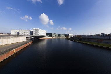 Ofis kuleleri, rıhtım duvarları ve yansıması olan geniş bir alan.