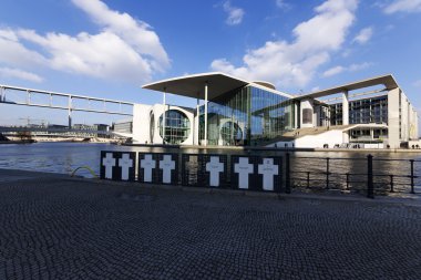 Berlin 'de, Berlin' de, nehir kıyısındaki haçlar.