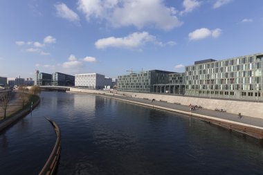 Berlin 'de uzamış Spreebogen' de ofisleri olan gökdelenler