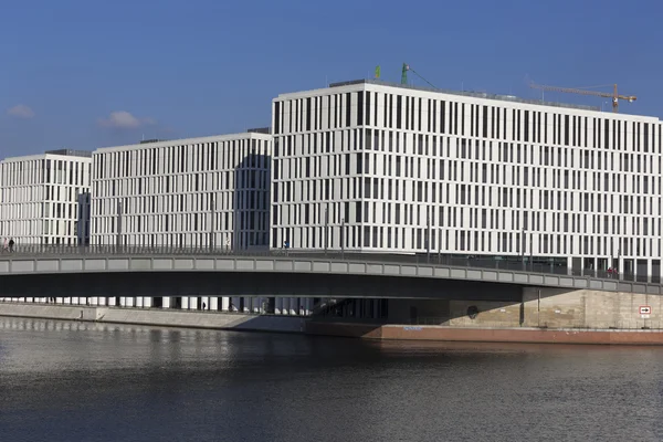 Drei Weiße Bürotürme Der Spree Mit Geländer Vordergrund — Stockfoto