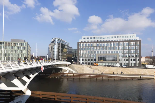 Brug Spree Berlijn Naar Enkele Kantoortorens — Stockfoto