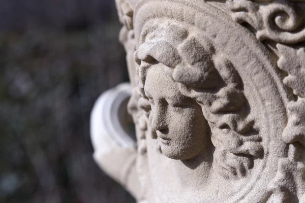 Rostro Una Figura Femenina Sobre Jarrón Ornamental Parque — Foto de Stock