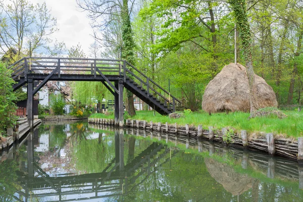 Brücke und Heystack — Stockfoto