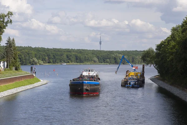 Statek w kanał — Zdjęcie stockowe