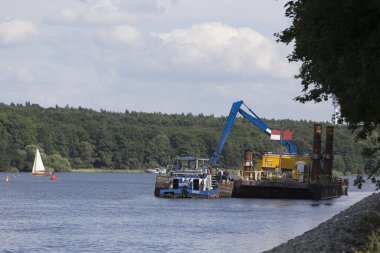 ekskavatör ve gemi limanda