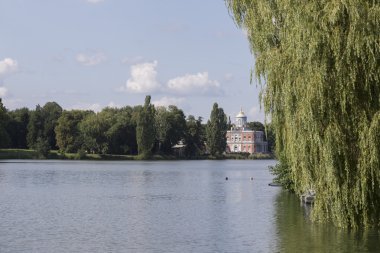 Yanında ağlayan söğüt mermer Sarayı