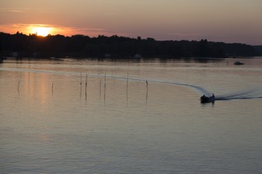 gün batımından önce Motorlu tekne