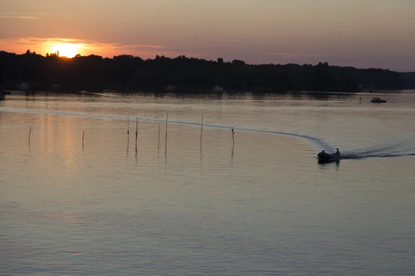 Barco a motor antes do pôr do sol — Fotografia de Stock