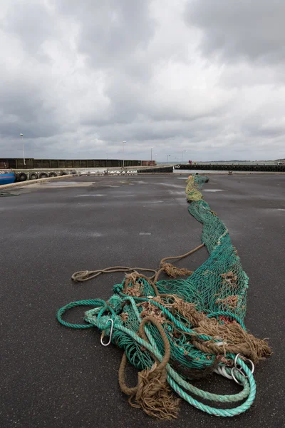 岸壁に漁網 — ストック写真