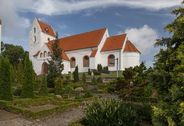 Kościół na cmentarzu — Zdjęcie stockowe