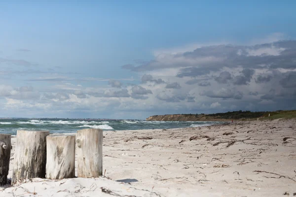 Beach with three pillars — Stock Photo, Image