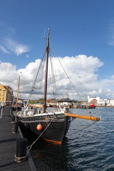 Enkele mast boot in de haven — Stockfoto