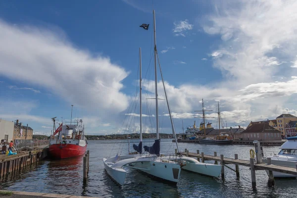 Trimarano nel porto — Foto Stock