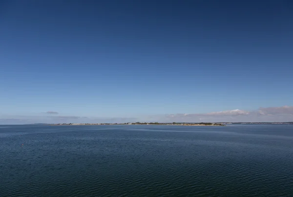 Insel am Horizont — Stockfoto