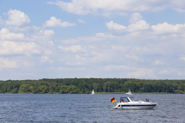 Bateau à moteur et drapeau allemand — Photo