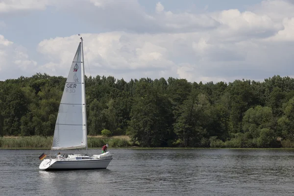 Segelbåt på sacro — Stockfoto