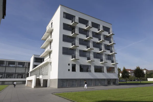 Bauhaus mit Balkonen — Stockfoto