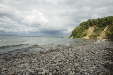 Kumsalda çakıl taşları