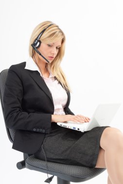 kulaklık ve dizüstü