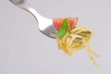 Spagetti domates fesleğen