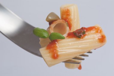 Rigatoni Basil zeytin