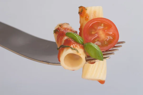 リガトーニ トマト バジル — ストック写真