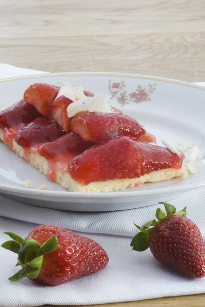 Strawberries and cupcakes — Stock Photo, Image