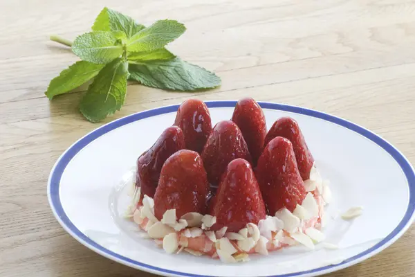 Strawberries with mint — Stock Photo, Image