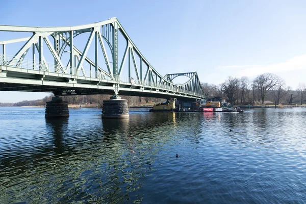 Ponte Glienicker con barca a spinta — Foto Stock