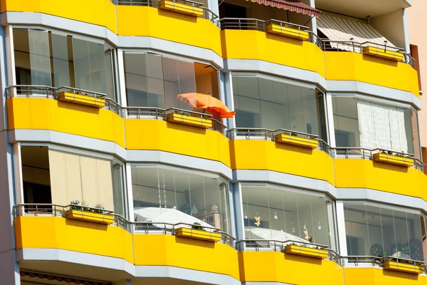 Balkon mit Sonnenschirm — Stockfoto