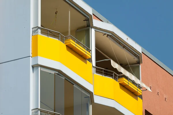 Zwei gelbe Balkone — Stockfoto