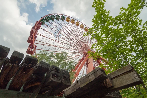 Riesenrad mit Holzbalken — Stockfoto