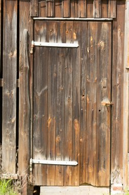 Kahverengi ahşap kapı