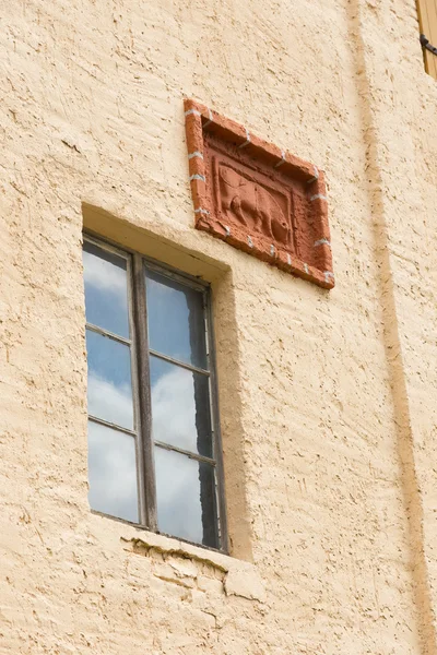 Window and relief — Stock Photo, Image