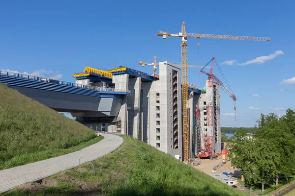 Kranar på byggarbetsplatsen — Stockfoto